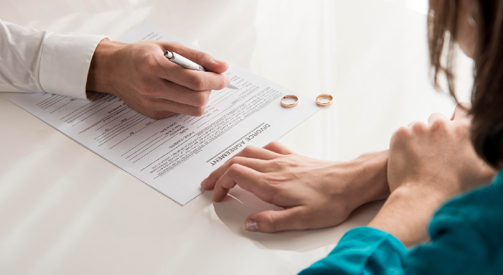 Aile, toplumun temel yapı taşı olup, bireylerin yaşamında merkezi bir rol oynamaktadır. Aile içerisinde oluşan ilişkiler, duygusal bağların yanı sıra önemli hukuki sonuçlar da doğurur. İşte bu noktada Aile Hukuku devreye girer. 